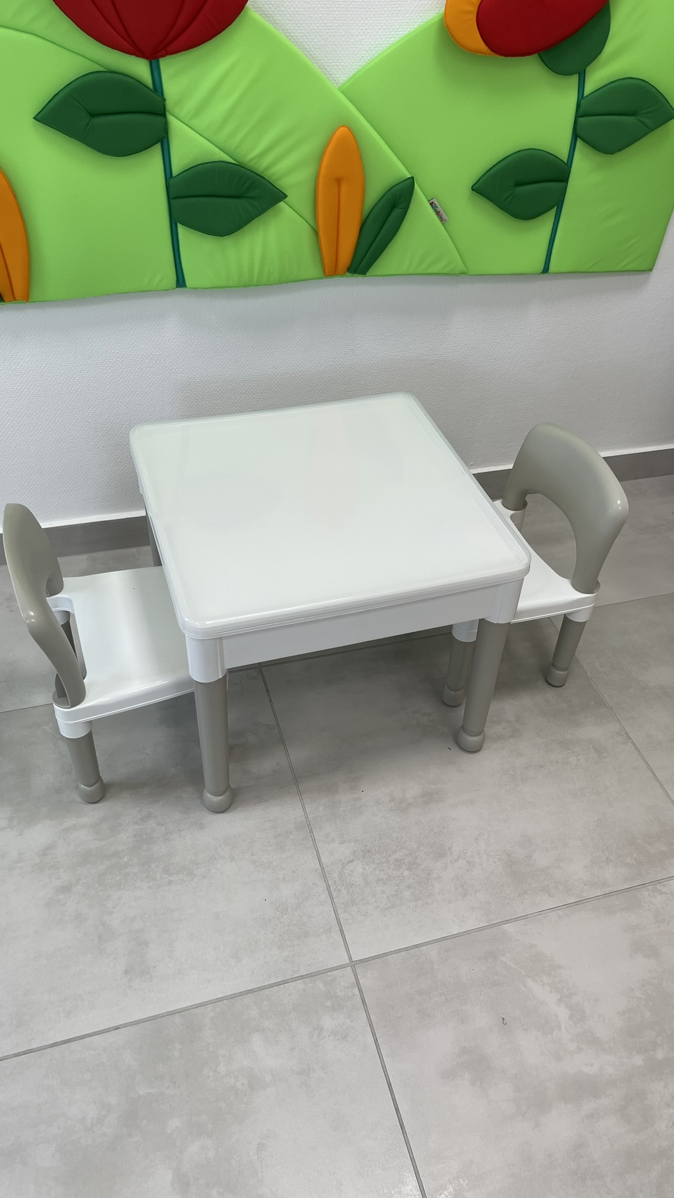 Szenzoros világítós asztal 2 székkel